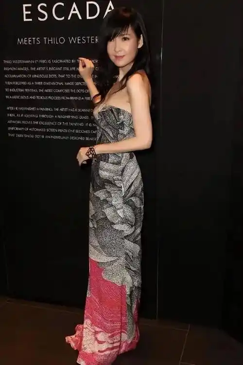 周慧敏没生小孩身材真好56岁还能穿抹胸连衣裙而且还很洋气