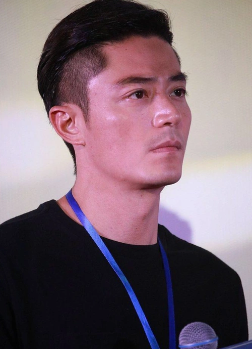 瘦回来的霍建华帅气现身但头顶几缕白发更抢镜网友不苏了