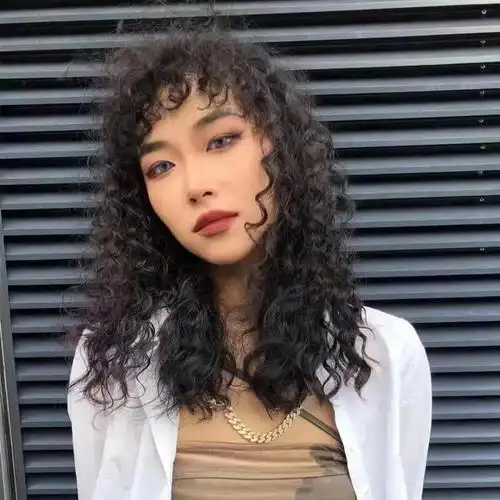 法式卷属于中大卷的烫发类型,而羊毛卷属于小卷类型的发型,尽管这两种