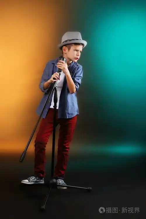 小男孩用麦克风唱歌