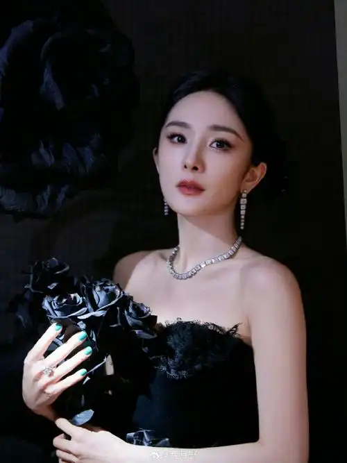 杨幂美女姐姐9408gq moty年度人物盛典黑玫瑰造型95玫瑰可不止