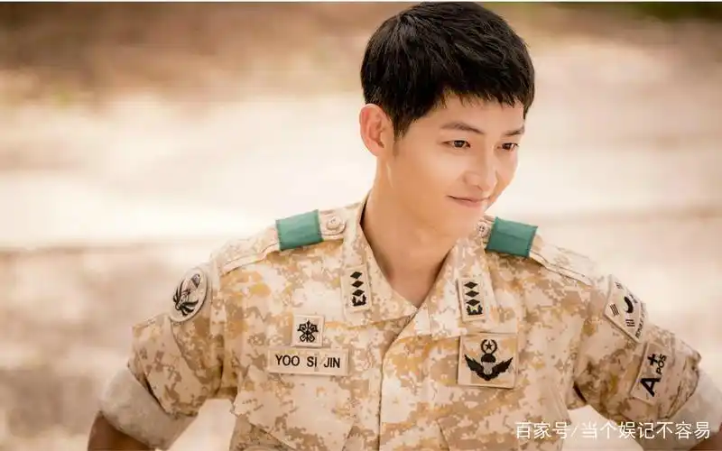 宋仲基出席活动,短发新造型搭配西装超帅气,男神重回颜值巅峰