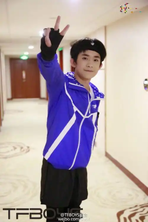 易烊千玺剪刀手图片