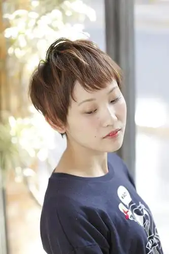 生活在时尚都市,也要拥有时尚的发型哦!