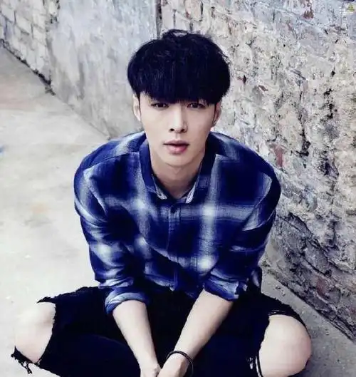 张艺兴上学时代旧照曝光,这是整了还是没整?