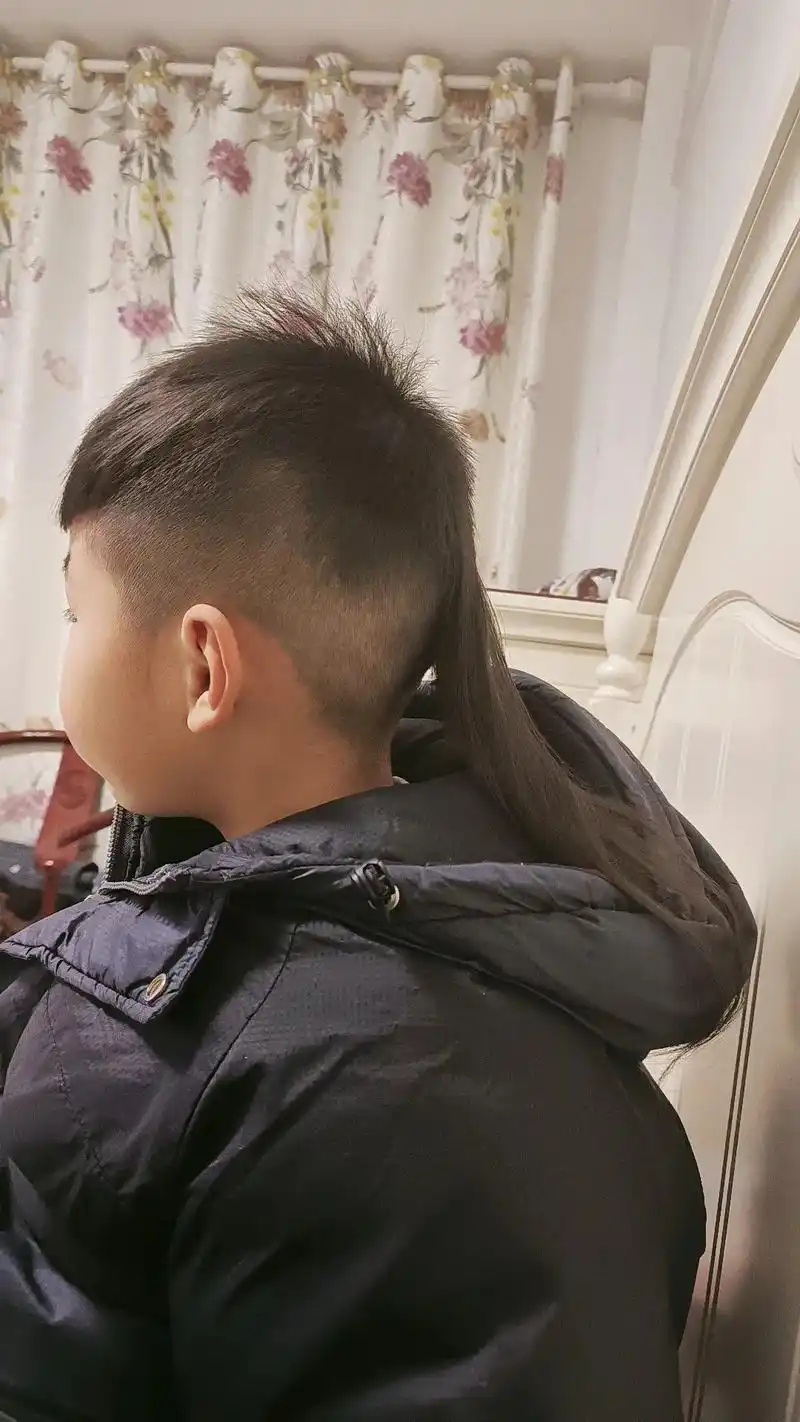 吾儿6岁喜剪燕尾小辫子,一剪你就不再是毛头小子了 我的男孩终 - 抖音