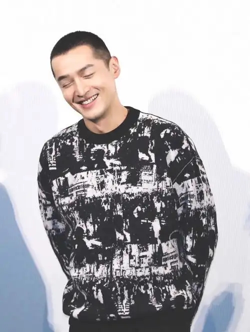 胡歌新发型备受瞩目!清爽寸头回归大屏幕,看着年轻不少