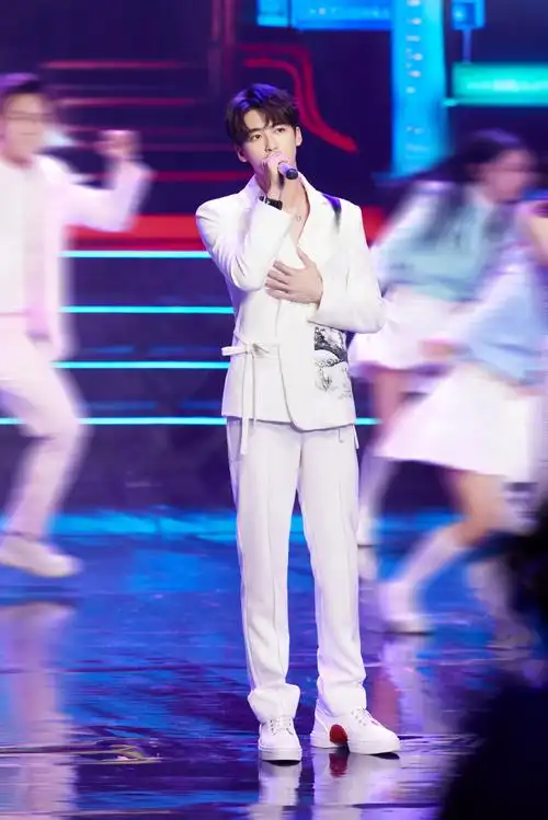 歌声悠扬,舞台上演唱《少年般绚丽》的宁哥@何洛洛_ning自信向上#第