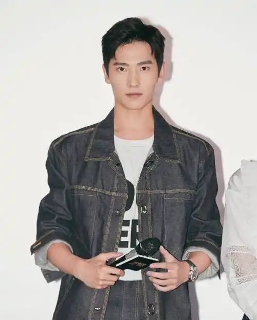 应该就是在发型上的,之前为了转型杨洋还特意的去剃了一个寸头发型