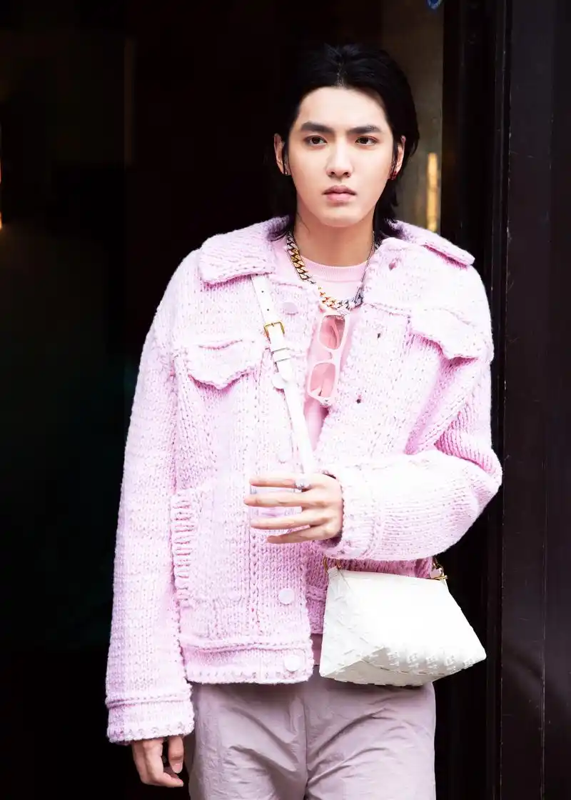 路易威登品牌代言人吴亦凡身着2020春夏系列粉色针织毛衣,亮相路易
