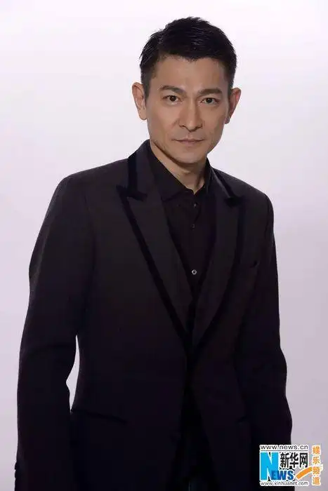 刘德华穿紫红西装露阳光笑容手摸领带帅气