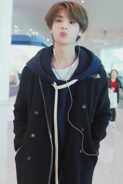 组图:justin黄明昊蓬松卷发现身机场 嘟嘴甜笑可爱满分_高清图集_新浪