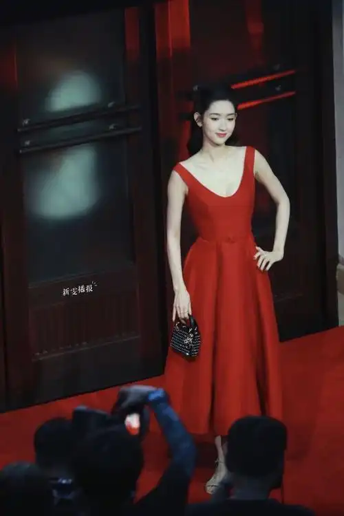 王玉雯红裙造型