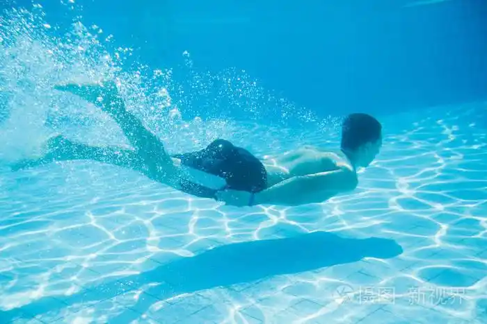 水下游泳在游泳池里游泳的人
