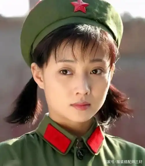 娱乐圈当过兵的女明星,牛莉偶然机会进军艺,殷桃军装造型惊艳