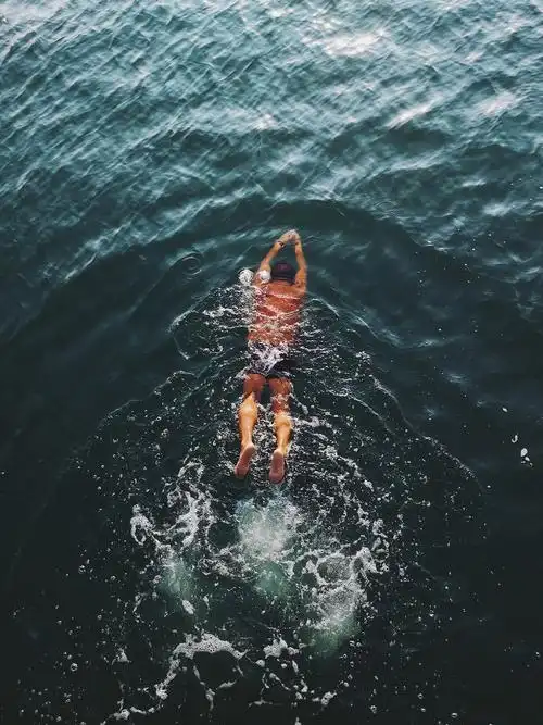 畅快游泳的男人