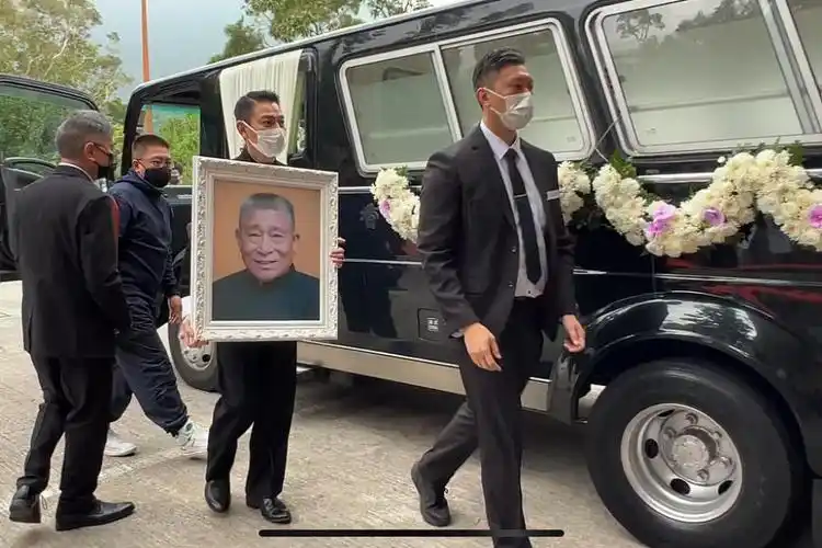 刘德华神情肃穆 双手捧遗照送父亲出殡