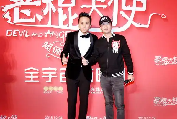 吴京现身《恶棍天使》首映 扮工作人员欲"调戏"邓超