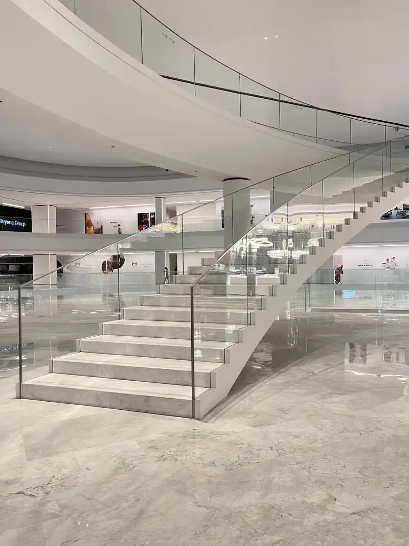 高级的极简风楼梯扶手.今天介绍一款非常好看的极简风玻璃楼梯 - 抖音