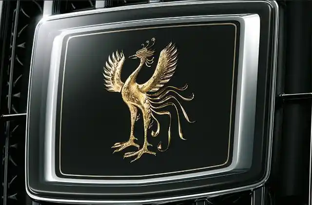 感觉跟日本天皇座驾丰田世纪的金凤凰车标有一拼.