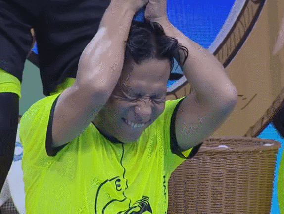 宋小宝透心凉泼水搞笑gif动图_动态图_表情包下载_soogif