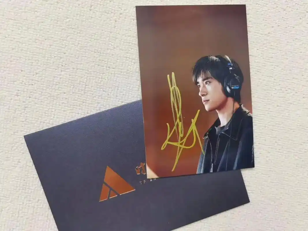 易烊千玺 签名照带图上信封 - 抖音