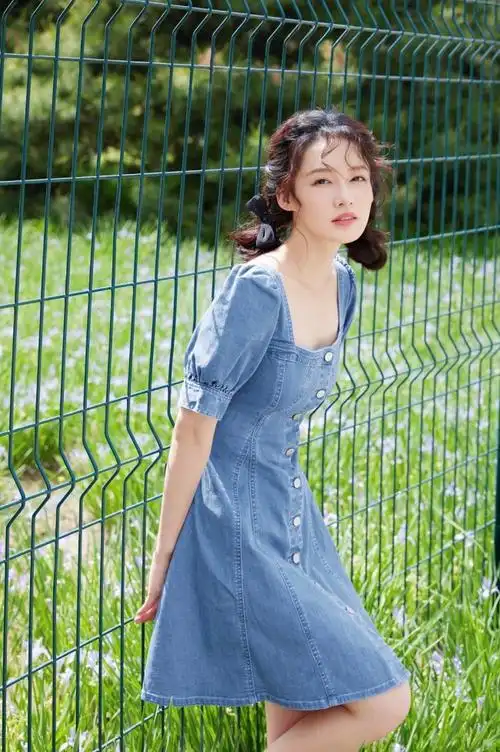 李沁变身夏日元气少女笑容甜美穿搭好亮眼