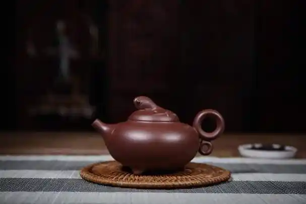 宜兴紫砂陶艺家-翊云居紫砂艺术创始人周丽萍