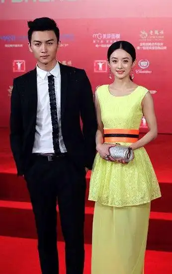 赵丽颖陈晓戏外首牵手 亮相红毯引骚动