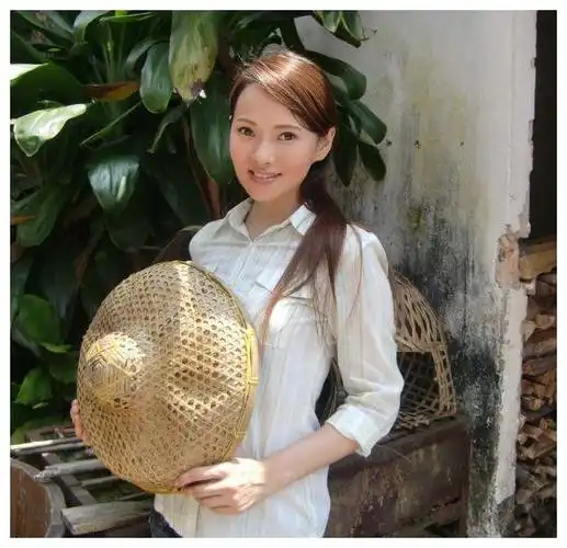 庾澄庆现任妻子,硕士海归当主播,一家三姐妹都是美女广告明星|张嘉欣