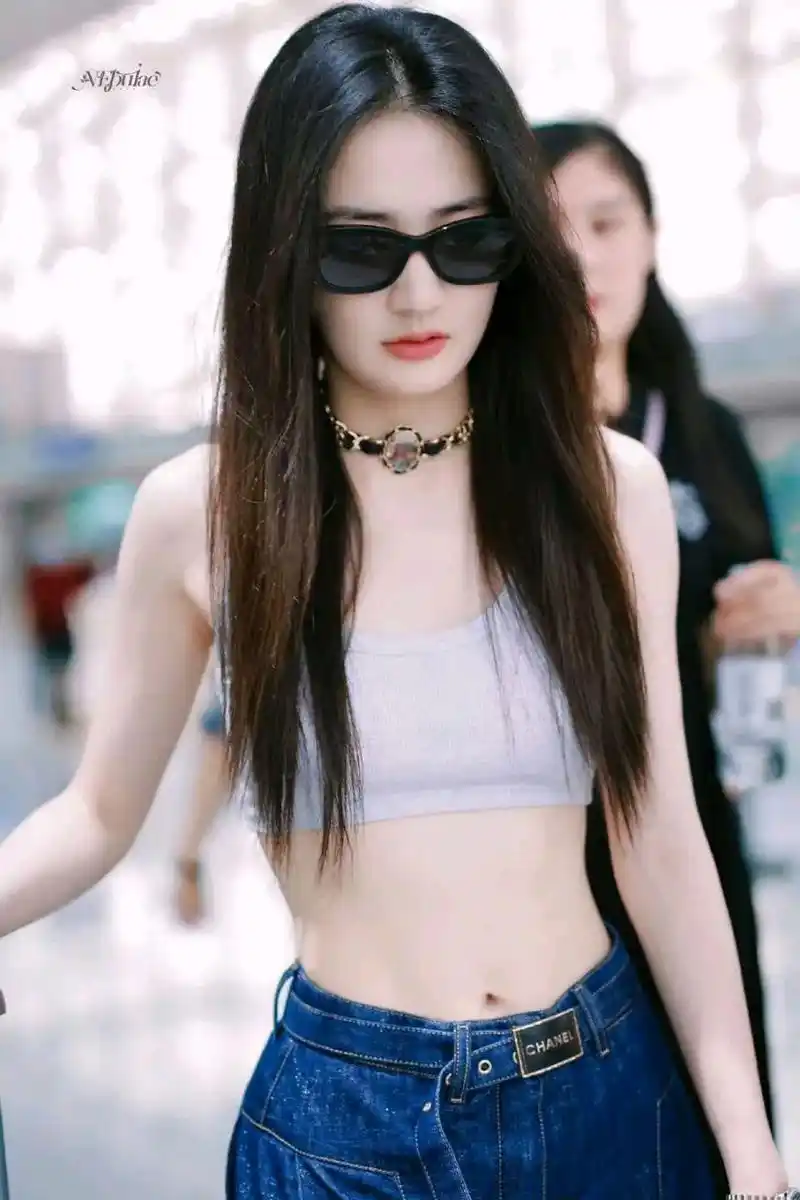 徐璐今日机场私服穿搭造型,吊带背心搭配牛仔裤,小蛮腰和马甲线,好