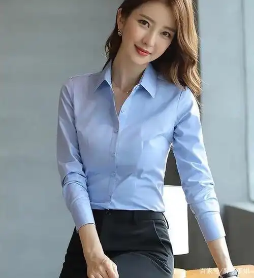 女人穿职业装这么美!她带上微微地笑,气质好又养眼