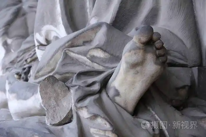 裸脚的雕像