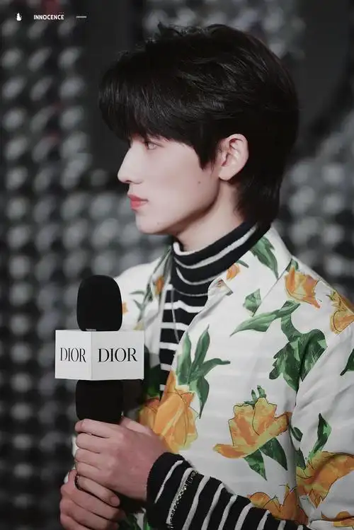 宋亚轩的侧脸真的好绝