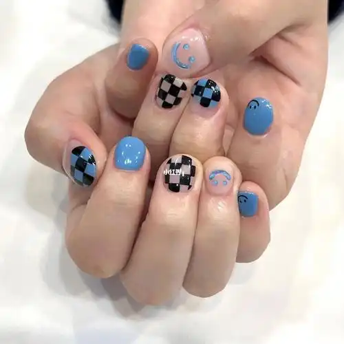 蓝色棋盘格74可爱短指甲美甲78萌气