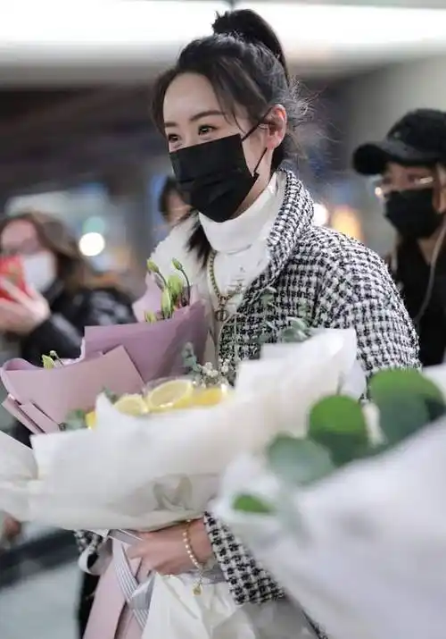 袁冰妍现代装比古装还好看,白色毛衣配牛仔裤,随性又清爽_棉大衣_皮靴