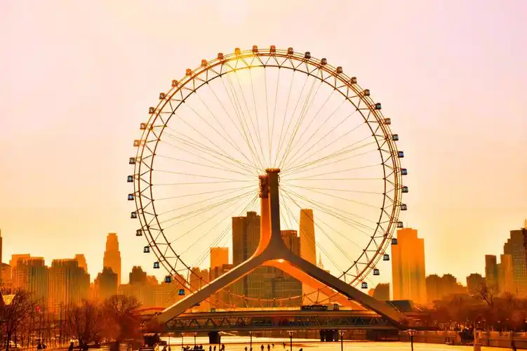 17 天眼犹如摩天轮, 长空粉染情殷殷.