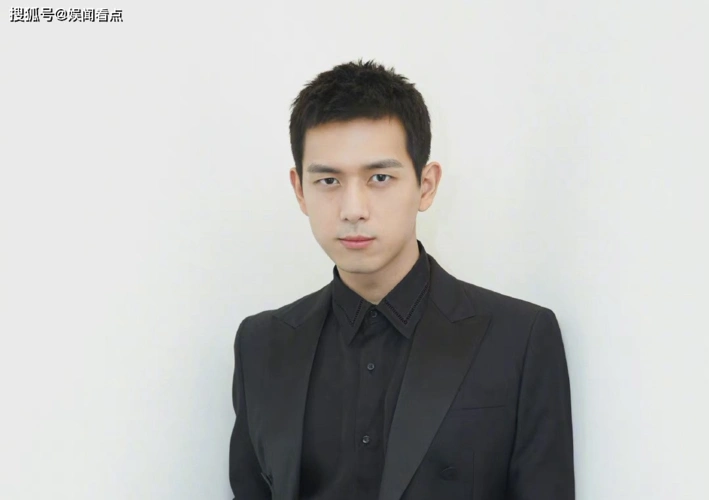 李现穿dsquared2黑正装搭利落寸头造型,沉稳帅气