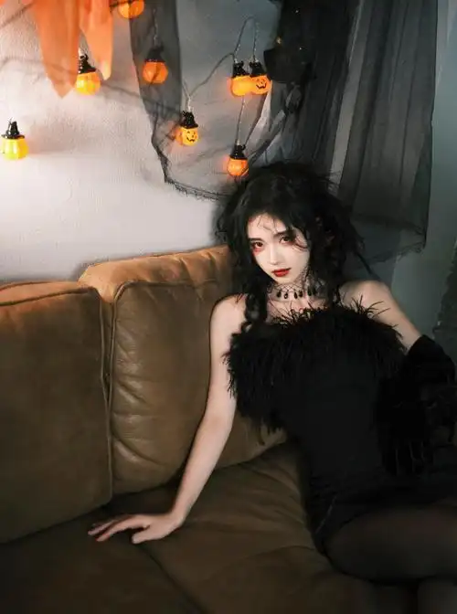 鞠婧祎:万圣节"黑天鹅"造型惊艳到我,穿黑色连短裙 精致妆容插图7