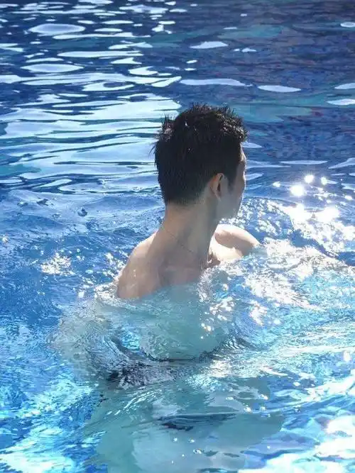 痞帅爷们晒小长假日常海里游泳如鱼得水满身肌肉帅气逼人