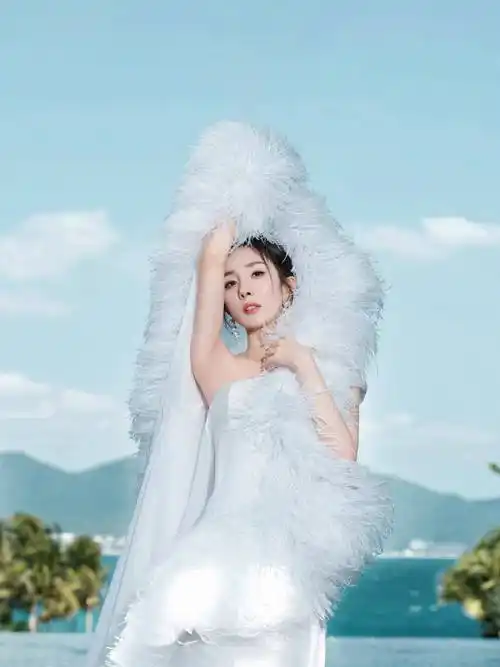 虽然已经37岁了,但是杨幂整个人的状态,看上去却像是20出头,当天亮相