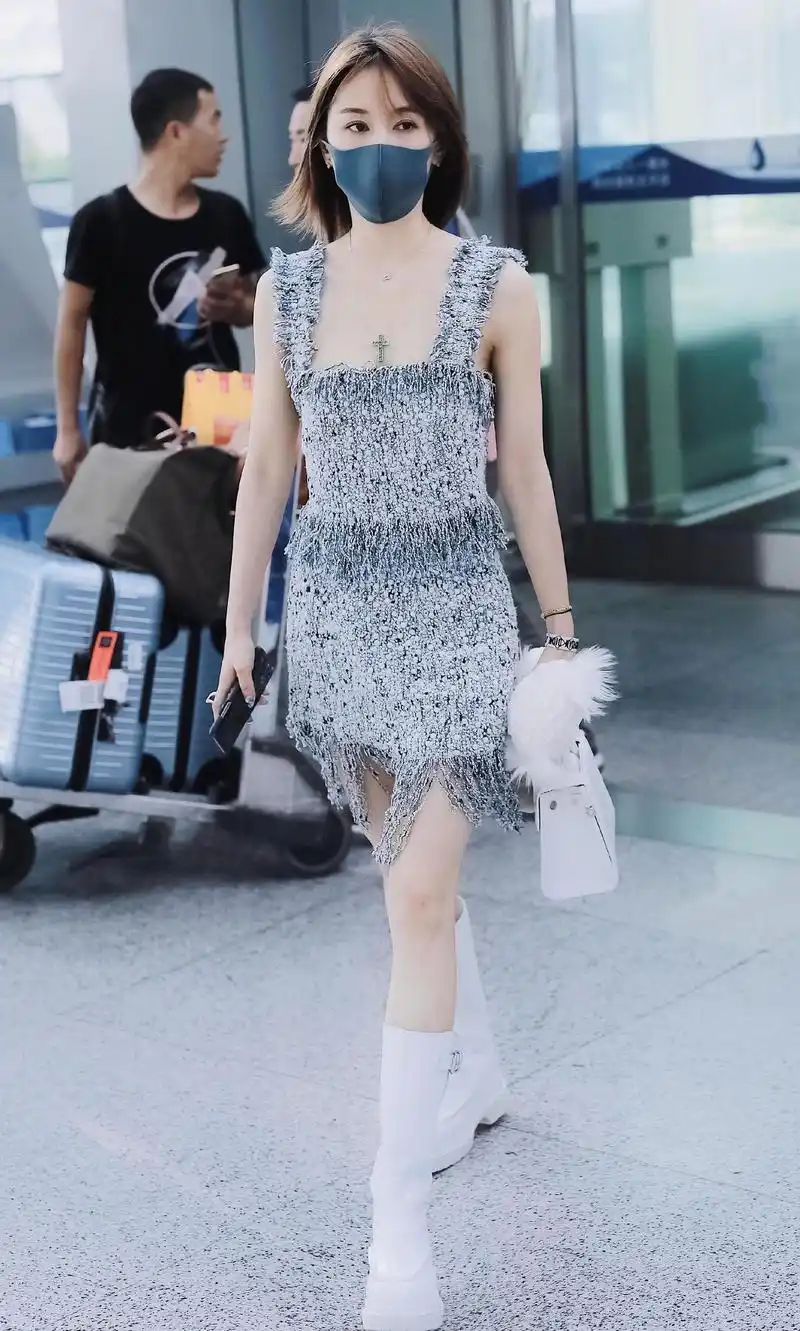 王子文夏季穿搭好清爽!v领上衣配半身裙清新减龄,显高显瘦