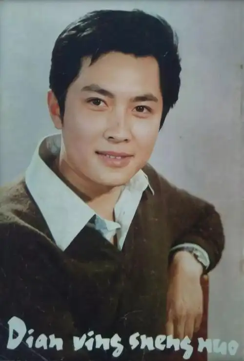 79年的时候唐国强和陈冲一起拍电影《小花》,当时正赶上唐国强过生日