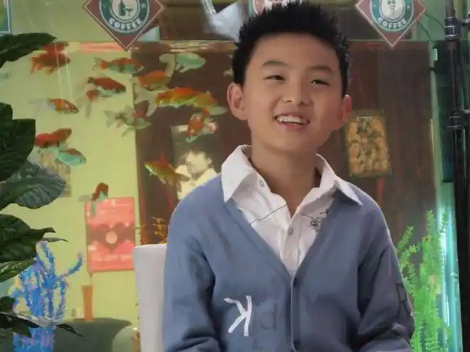 如今郑伟已经19岁了,这个年龄的男孩子还正在处于发育的