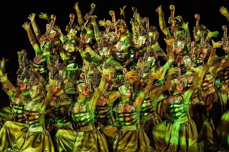 在《青春逐梦》中,舞蹈演员的造型,来源于三星堆的青铜人像;演员们戴