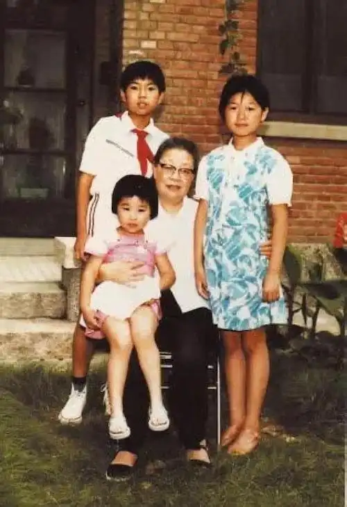 1974年 与友人汪德昭教授一家(前排左起:高晓松 高晓江   中排左起