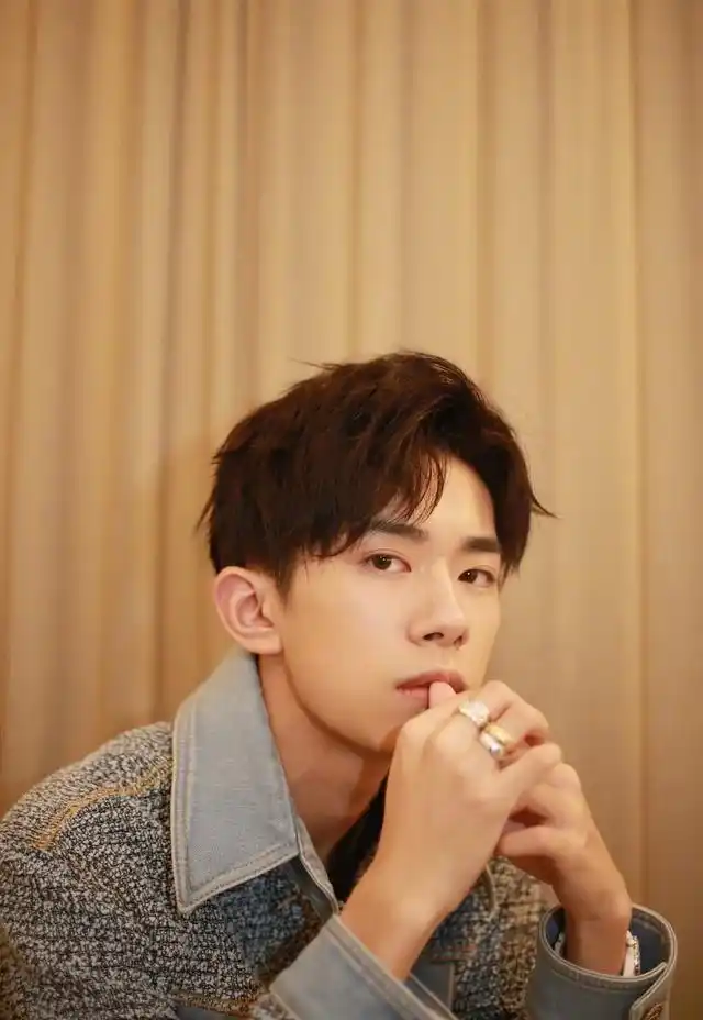 17岁易烊千玺"初吻"已亲完,从码头亲到酒吧,对象是周冬雨