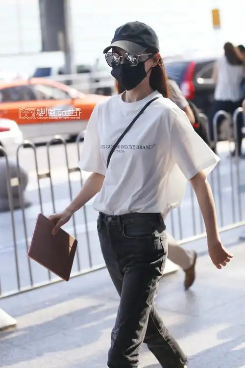 唐嫣到底有多瘦?这么窄的紧身牛仔裤都穿不满,网友:有没有80斤