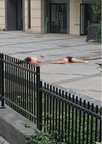 据网友介绍,现场十分恐怖,血肉模糊,身体碎成了两半.