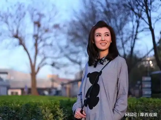 美女主持人李红:14岁辍学,18岁逃婚,如今44岁风光背后有泪水_生活资讯